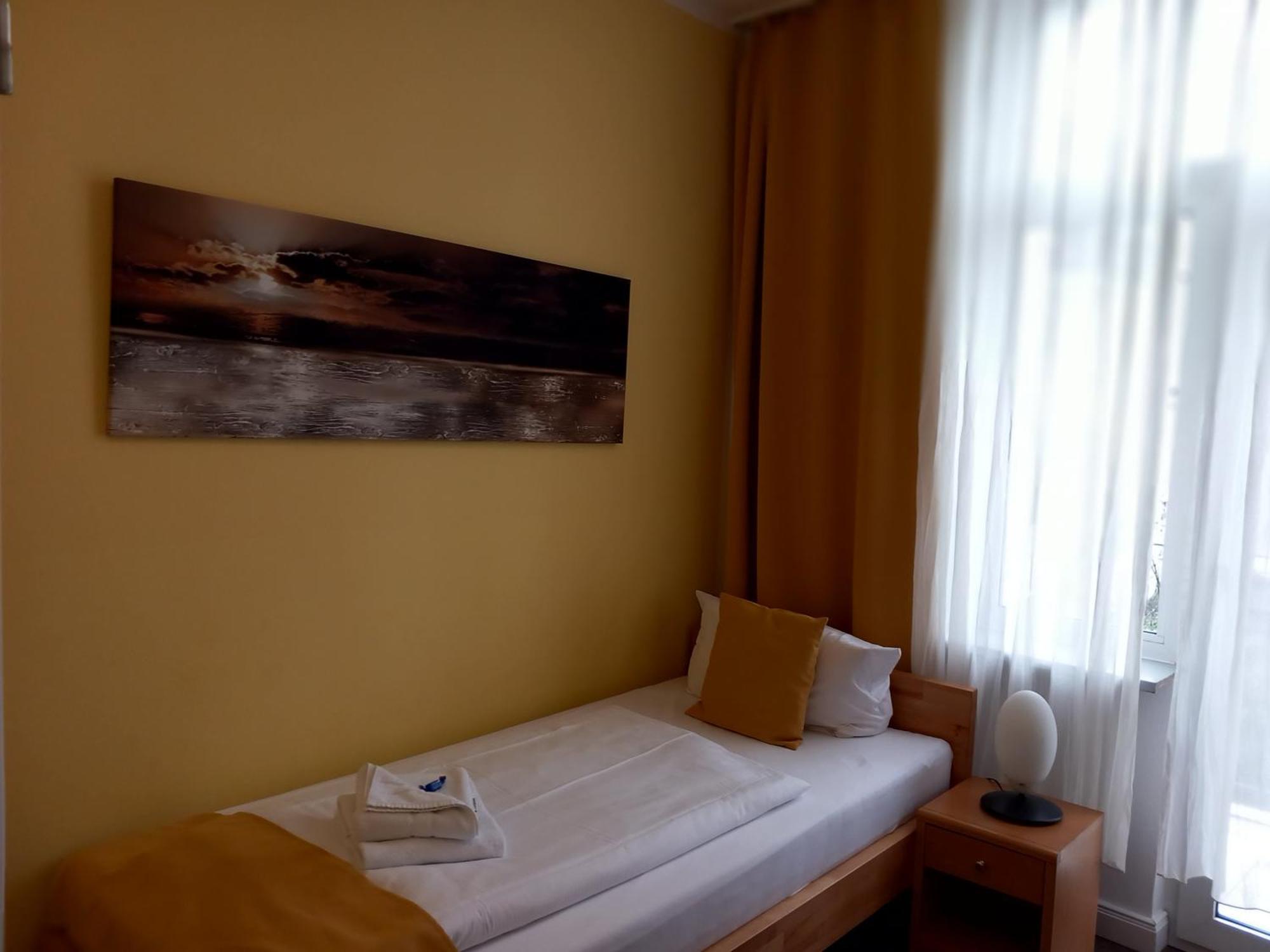 Hotel Karolinger Дюселдорф Екстериор снимка