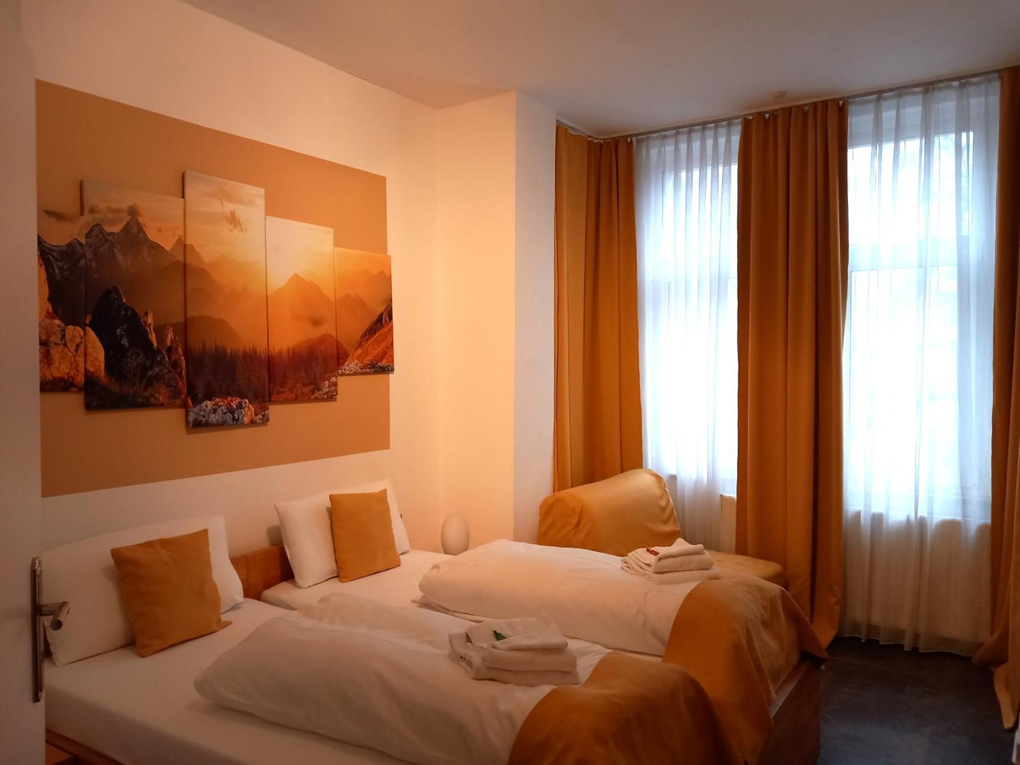 Hotel Karolinger Дюселдорф Екстериор снимка